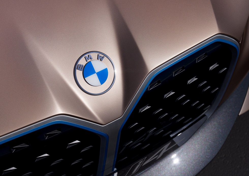 BMW поменял логотип