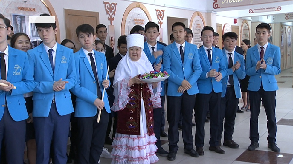 Зал Абая открыли в школе-гимназии № 140 имени М. Макатаева в Алматы