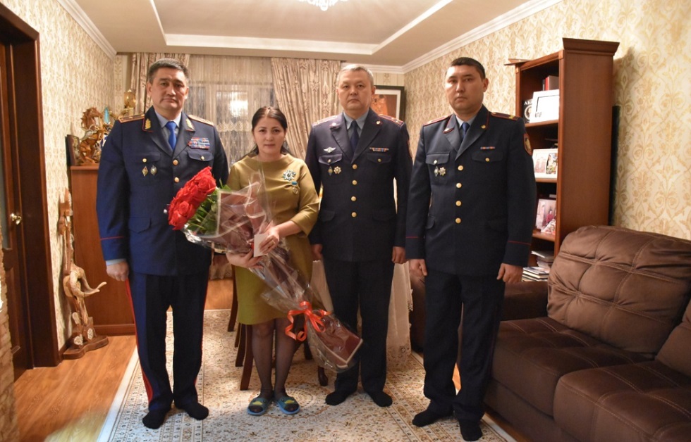 Звание "Жена офицера" получила вдова полицейского в Алматинской области 