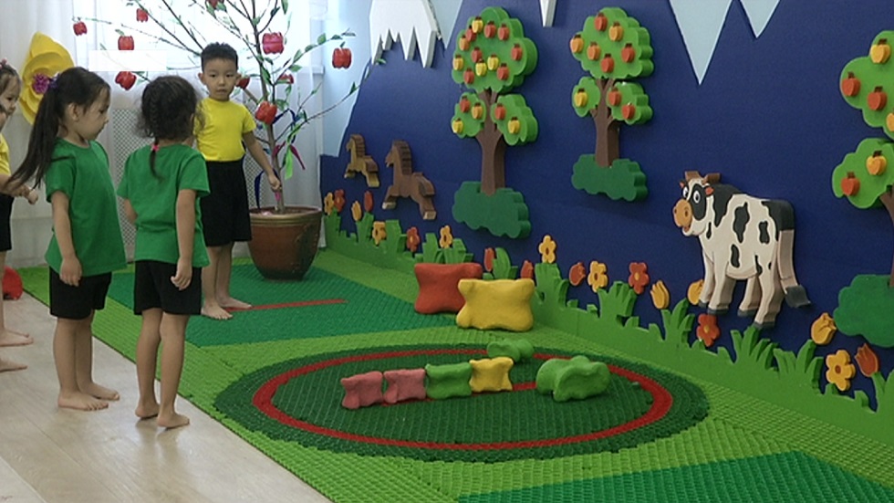 Национальный ковер из 7 тысяч пластиковых крышек изготовили в детском саду Алматы