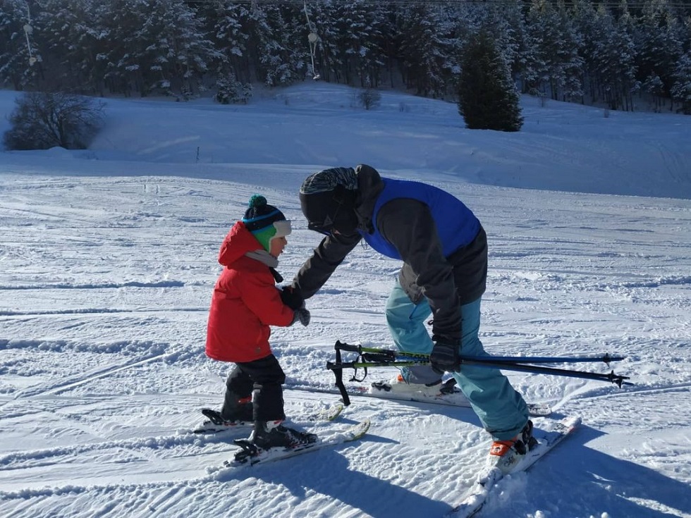 В Алматы детей с особыми потребностями учат кататься на лыжах