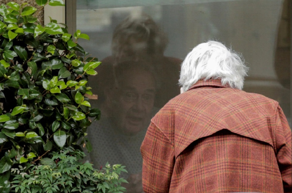 Любовь и коронавирус: фото пожилой пары растрогали пользователей Сети