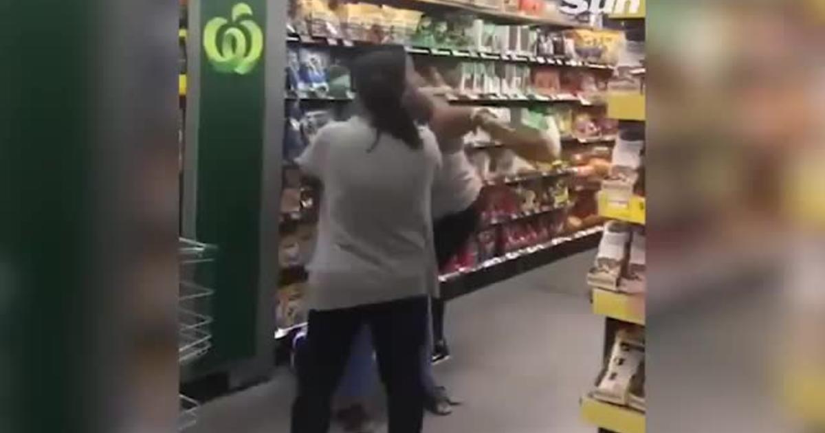 Три женщины подрались за последний рулон туалетной бумаги в магазине