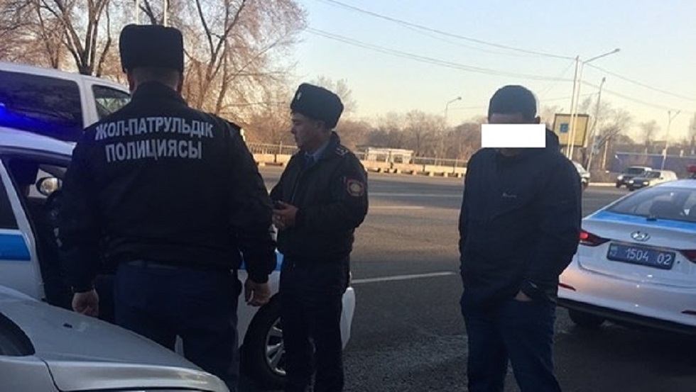 Не поделили дорогу: в Алматы водитель стрелял из сигнального пистолета в другое авто