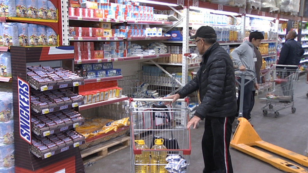 Слухи о пустующих полках и дефиците продуктов опровергли в супермаркетах Алматы и Нур-Султана