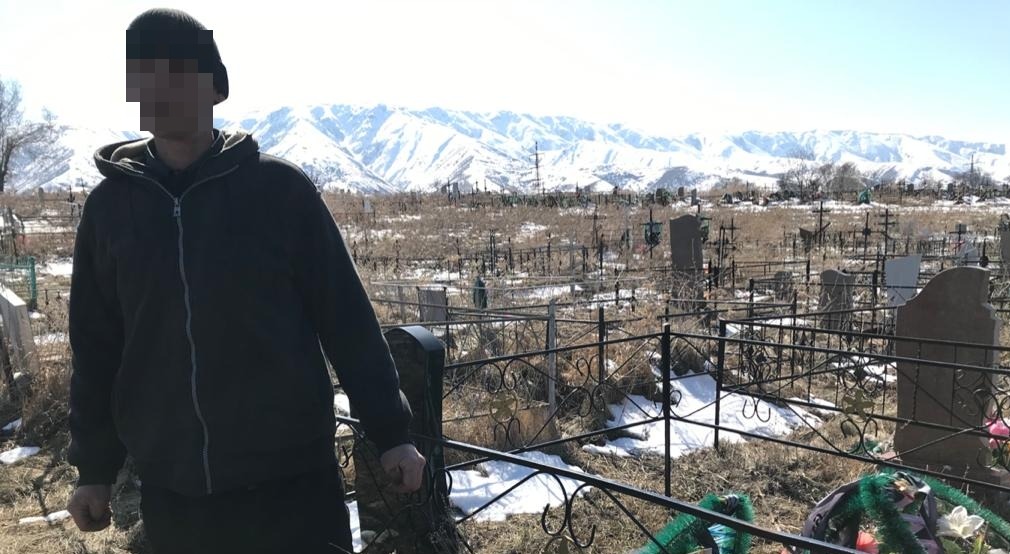 Топил печку крестами с кладбища: вандал задержан в Алматинской области