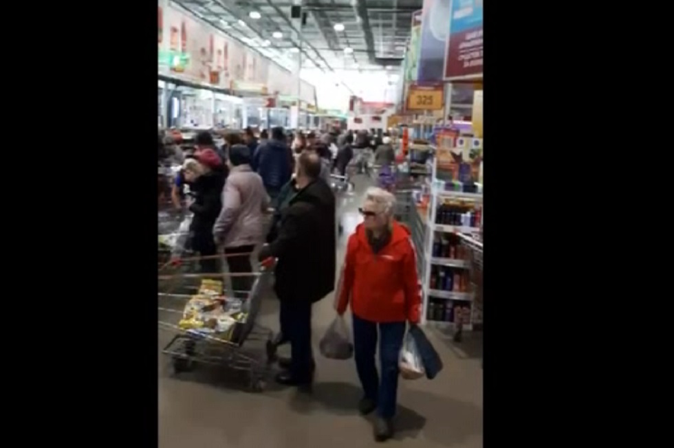 В сети распространяют видео с очередями в супермаркетах Казахстана