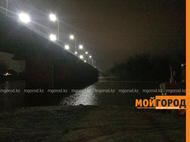 Пыталась свести счеты с жизнью: женщина спрыгнула с моста в Уральске