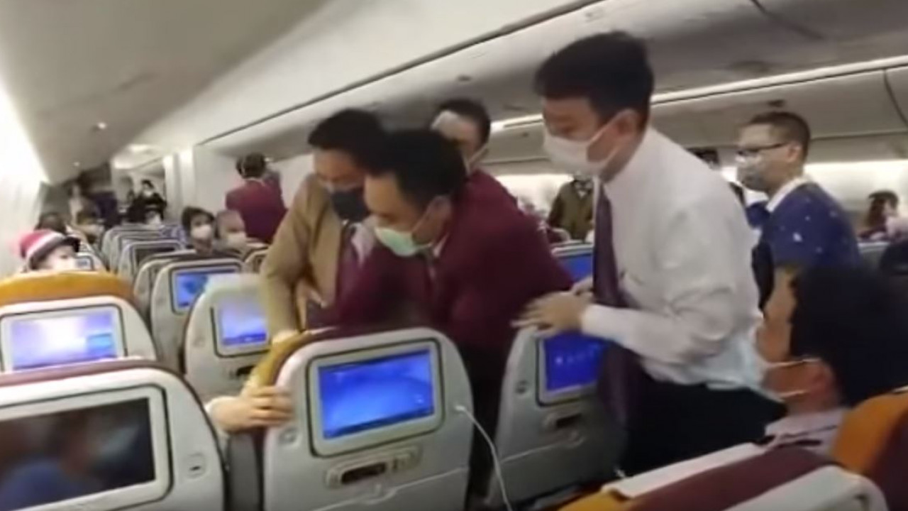 Неудачная шутка: на чихающих пассажиров набросились в самолете с кулаками
