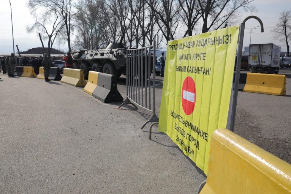 Пытались пробиться через блокпост: в Алматы задержали нелегальных таксистов