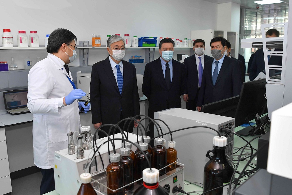 Президент Ұлттық биотехнология орталығындағы отандық ғалымдардың зерттеу жұмыстарымен танысты