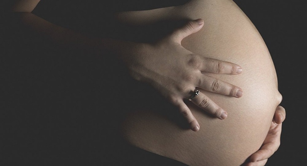 Подбадривали и помогали: с блокпоста в роддом полицейские экстренно доставили беременную 