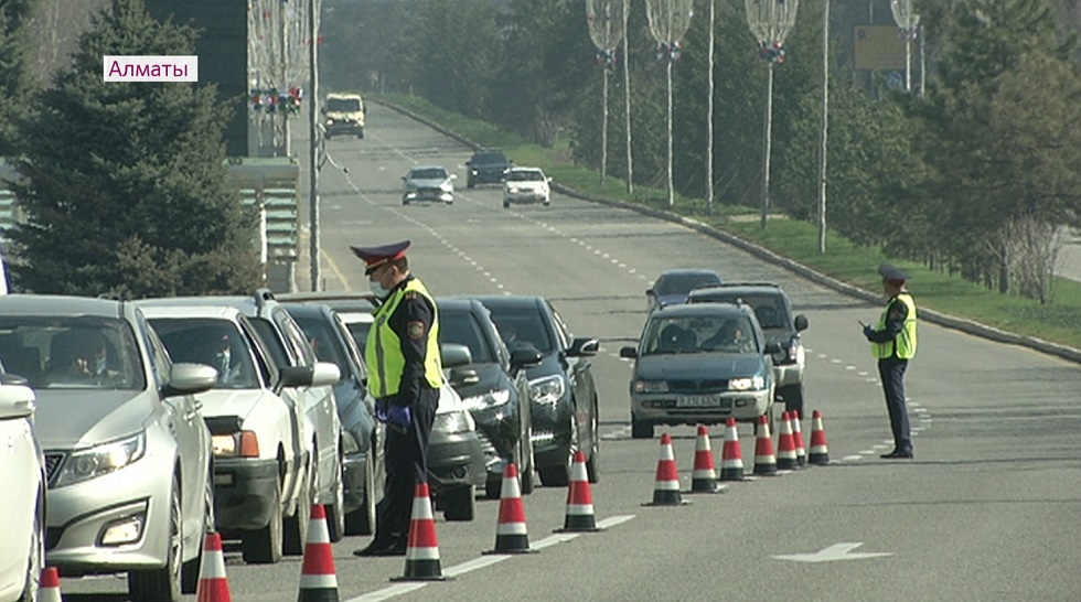 Почти сто автолюбителей арестовали в Алматы за нарушение режима карантина