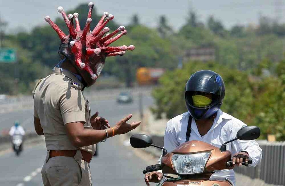 Полиция қызметкерлері коронавирус негізінде жасалған шлем киді