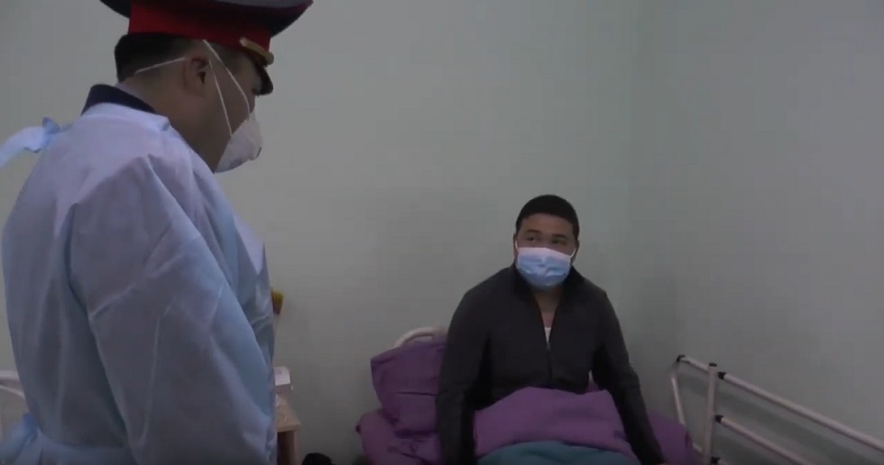 Зверский разнос блокпоста в Алматы: известно состояние полицейского, получившего травмы