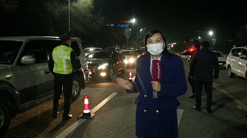 В Алматы запретили движение на личных автомобилях 