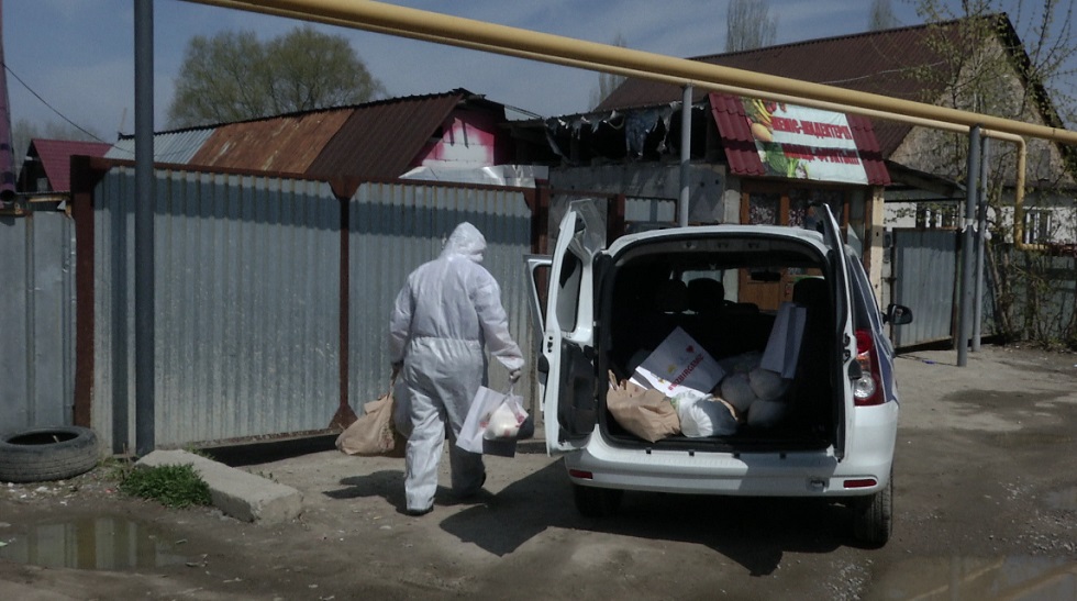 Нуротановцы вместе с "Казпочтой" бесконтактно доставляют продуктовые корзины нуждающимся в Алматы