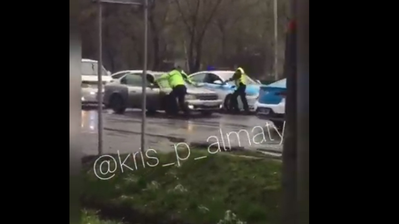 Водителя скрутили прямо на дороге в Алматы