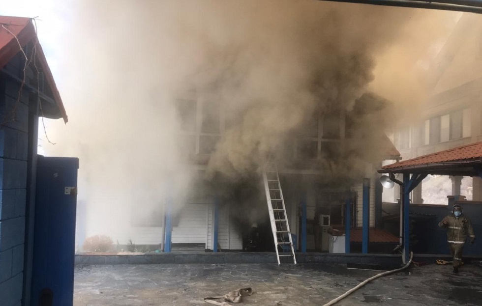 Пламя охватило дом в Медеуском районе