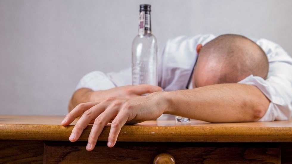 Алкоголь не защитит человека от заражения COVID-19 