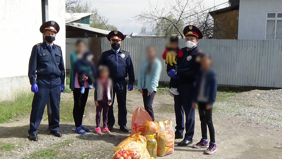 Полицейские Талгарского района помогают местным жителям во время карантина