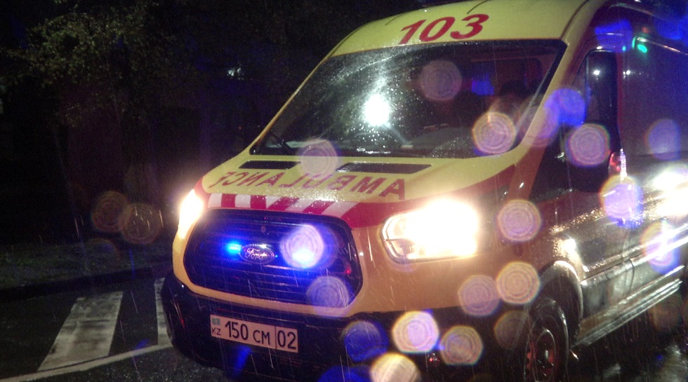 Флешмоб в поддержку медиков: 10 машин скорой помощи проехали по городу