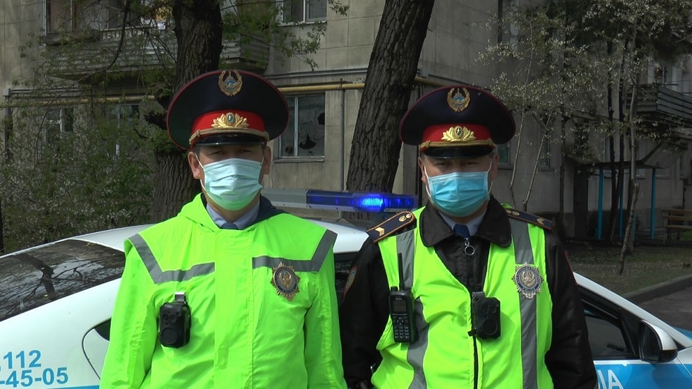 Полицейские вытащили из горящей квартиры двух человек в Алматы