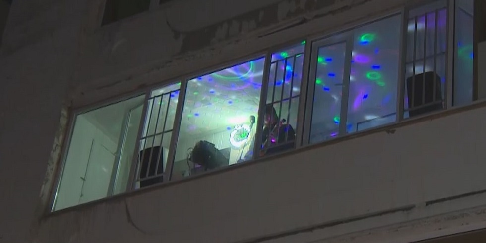 Жителей Нур-Султана попросили не петь на балконах после 23:00