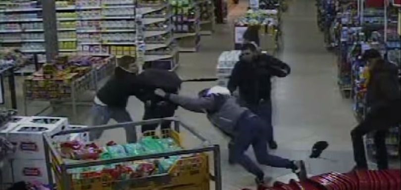 Бой без правил устроили мужчины в супермаркете