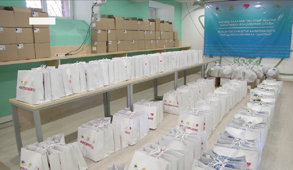 В Алматы продолжают раздавать маски и продуктовые корзины в рамках акции «Biz birgemiz»