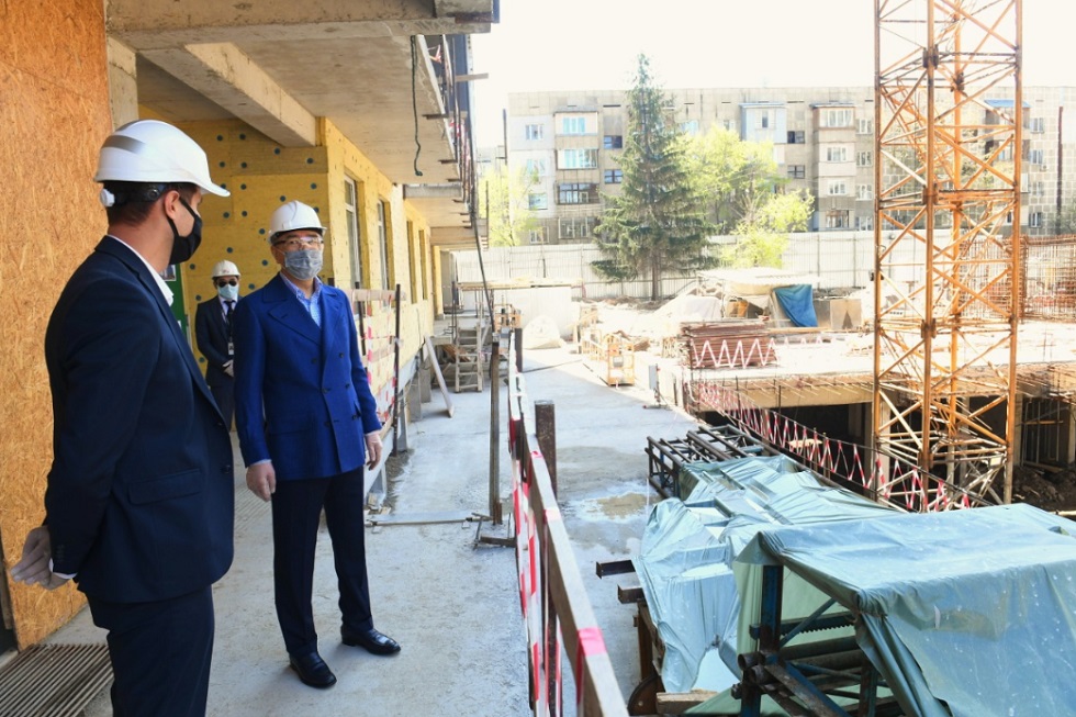 Сагинтаев проверил готовность стройплощадок и заводов к работе в условиях карантина