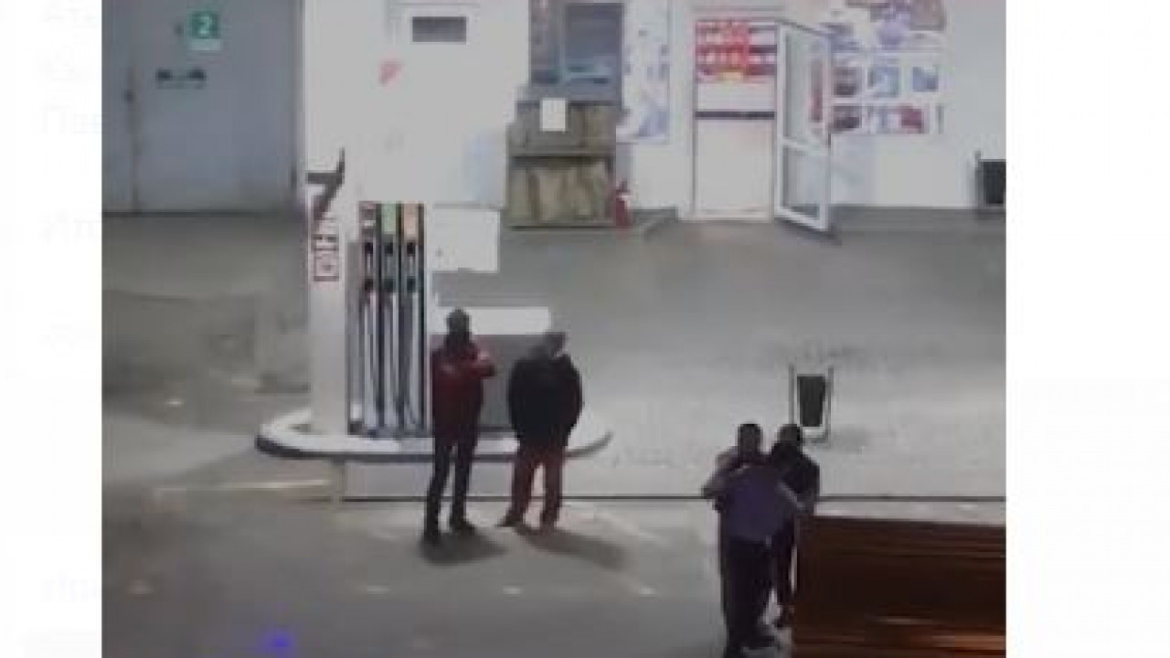 Двое мужчин подрались с полицейским на заправке