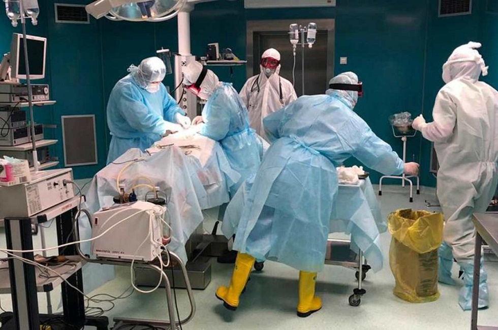 Алматыда дәрігерлер коронавирусқа күдікті пациентке операция жасады