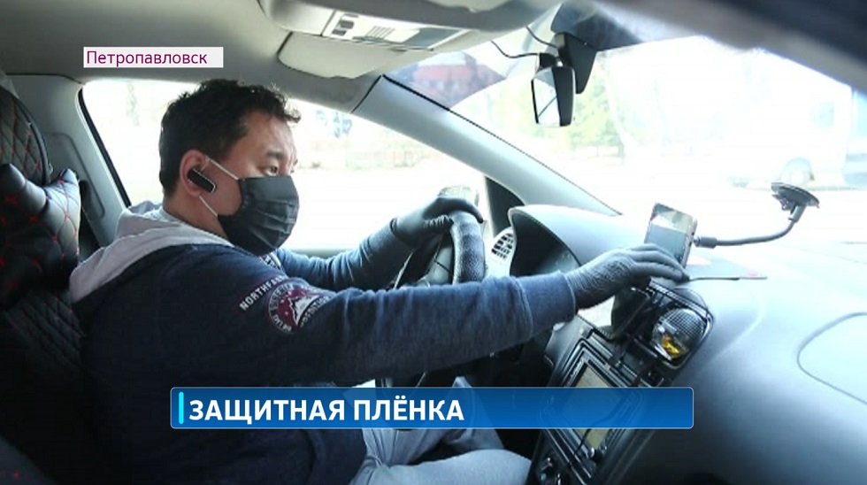 Таксисты Петропавловска защищаются от кононавируса подручными предметами