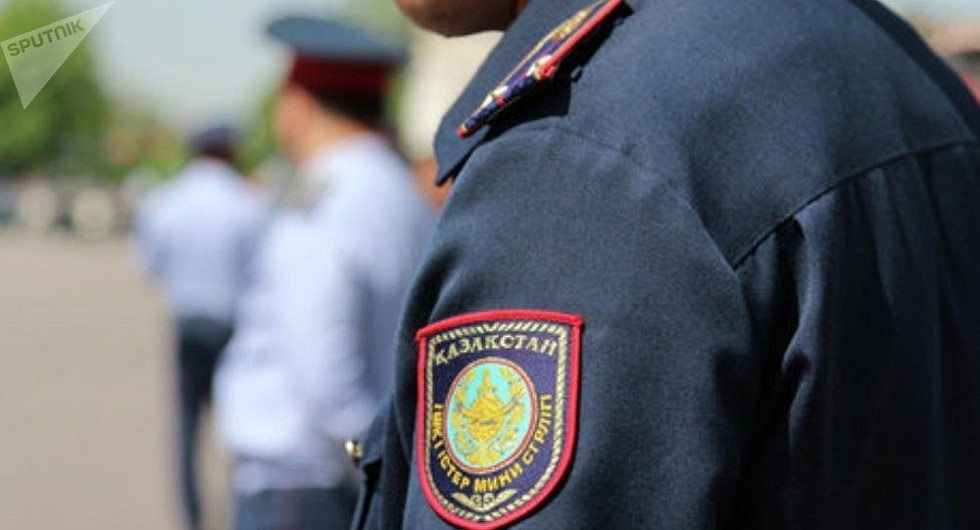 Қарағандылық полицейлер аспалы көпірден секіріп кетпекші болған жас қызды құтқарып қалды