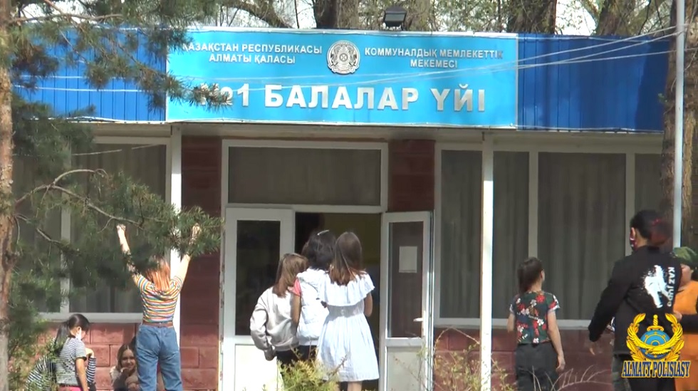 Полицейские Алматы взяли шефство над детским домом 