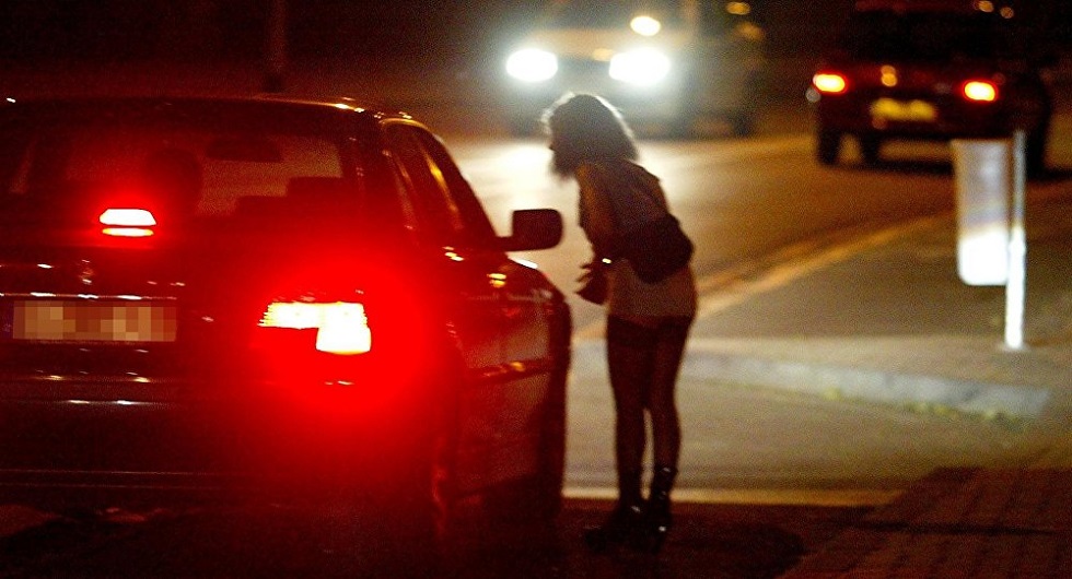Полиция Актау скрыла контакт зараженного COVID-19 с проститутками  