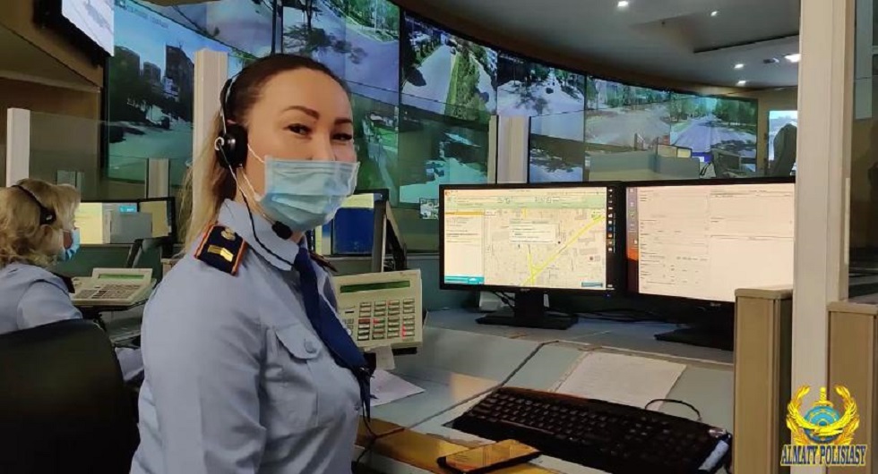 Полицейские Алматы спели для казахстанцев во время службы 