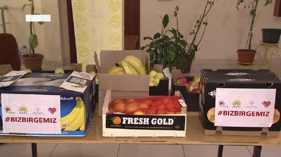 Коробки с фруктами и ящики антисептиков передал предприниматель врачам Алматы