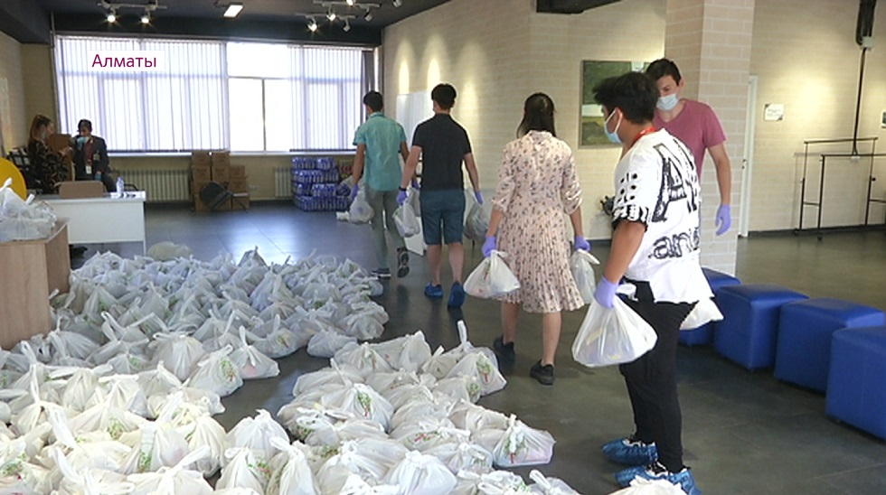 Ежедневно более ста волонтеров Алматы развозят нуждающимся продукты