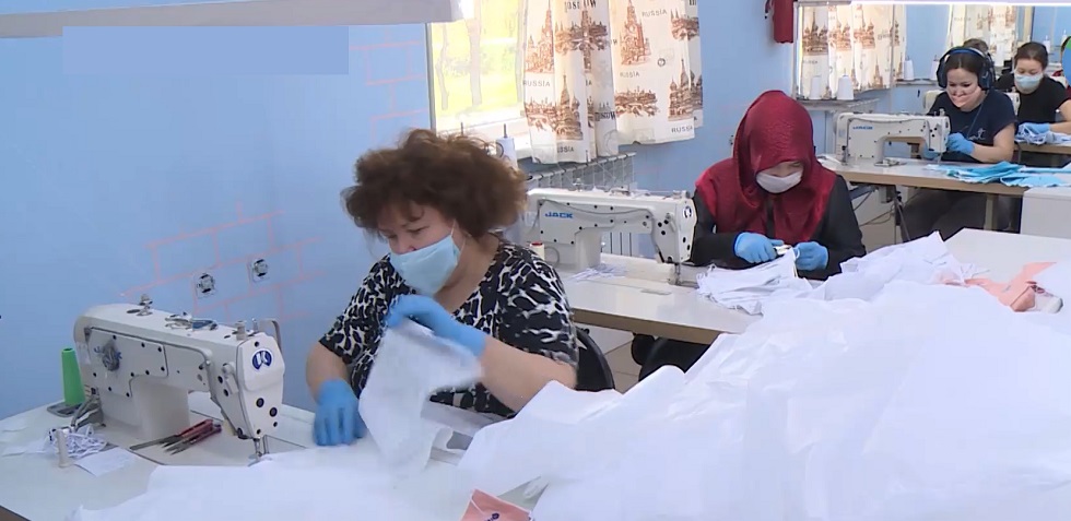 Алматинский цех брендовой одежды шьет маски и защитные костюмы для врачей
