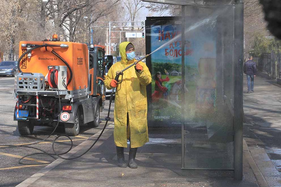 Более 80 тысяч литров раствора ушло за неделю на дезинфекцию многоквартирных домов в Алматы
