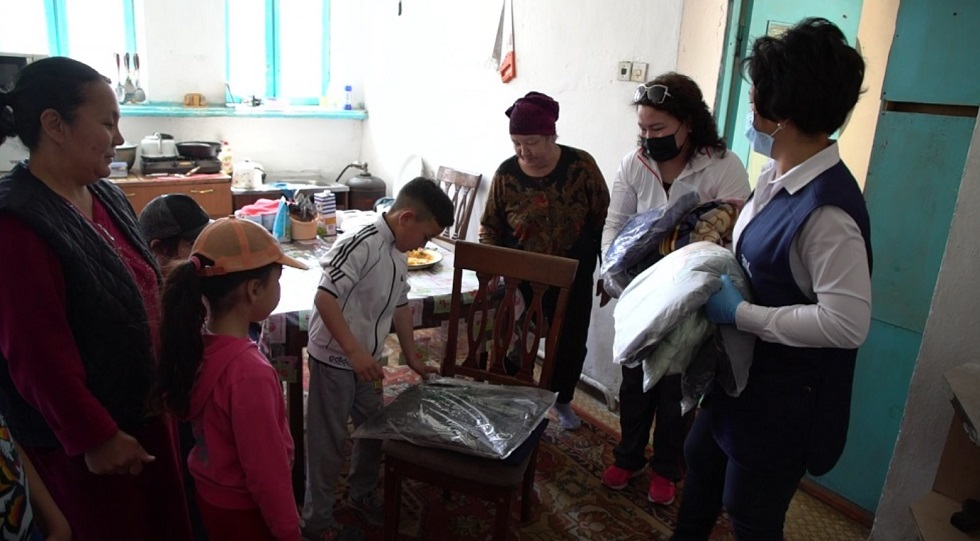 Конфискованную одежду раздали нуждающимся в Алматы