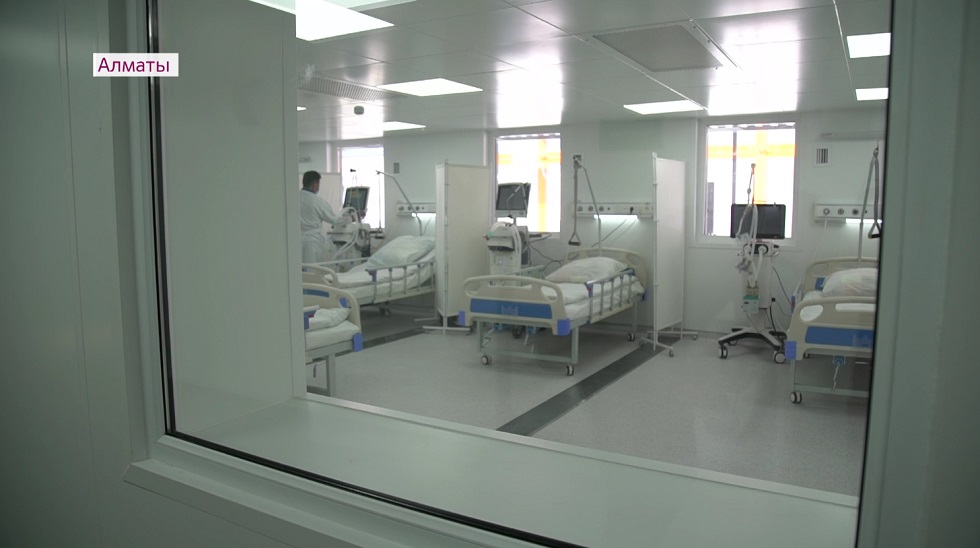 Первые пациенты с COVID-19 доставлены в новую модульную больницу Алматы