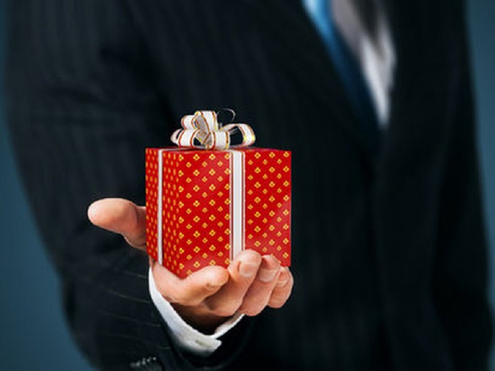 Родственникам госслужащих запретят принимать подарки