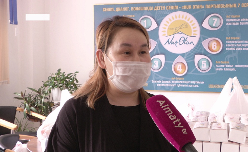 Сто семей Жетысуского района Алматы получили продуктовые наборы