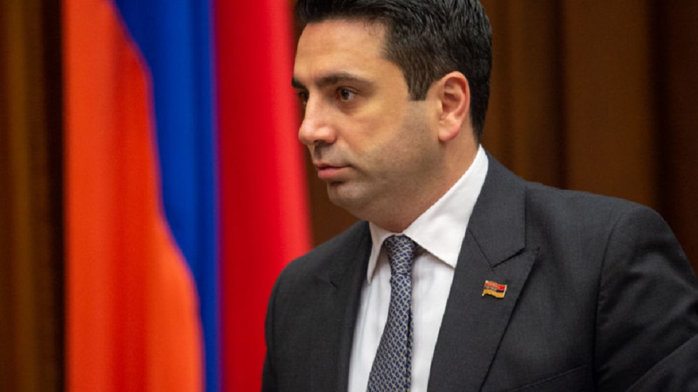 Армения вице-спикері блогердің мұрнын басымен ұрды