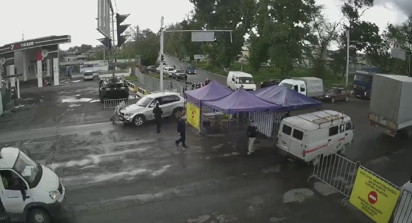 В Алматы на блокпосту сбили полицейского