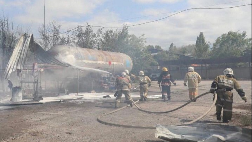 Пожар и взрывы произошли в Алматы 