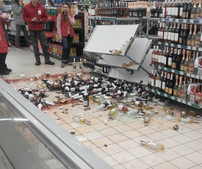 Уволенный грузчик разгромил полки с алкоголем в супермаркете